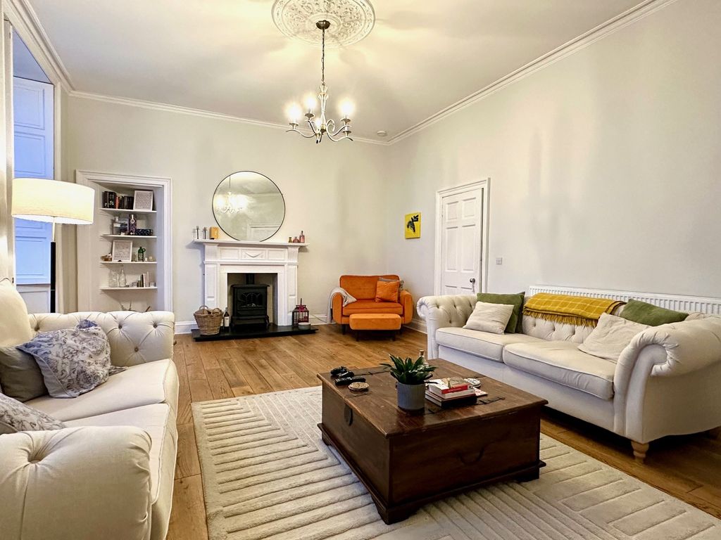 Property photo 3 of 15 Lounge