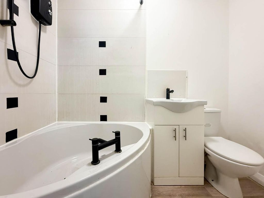 Property photo 3 of 7 Bathroom