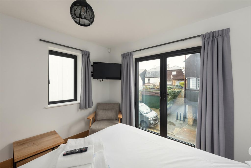 Property photo 2 of 11 Sea Street, Whitstable