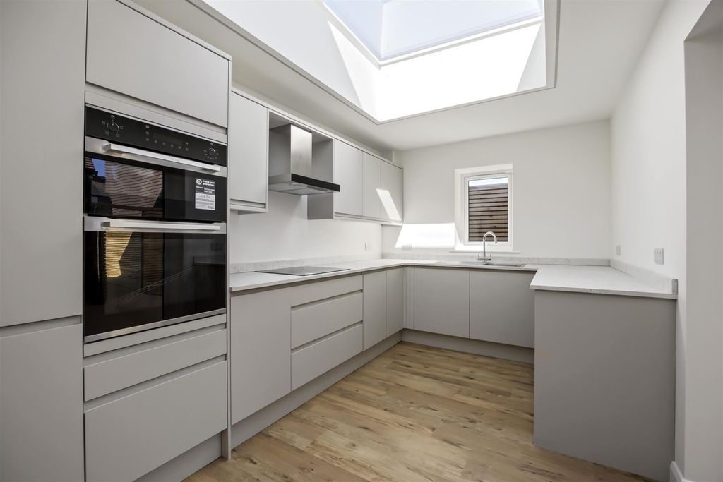 Property photo 3 of 16 Northcourt Road, Northcourt House-018.Jpg
