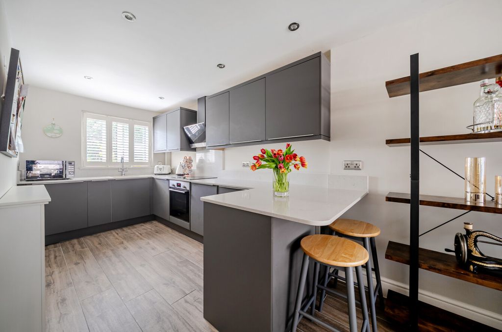 Property photo 2 of 24 1453005-12-6A0Ef7...