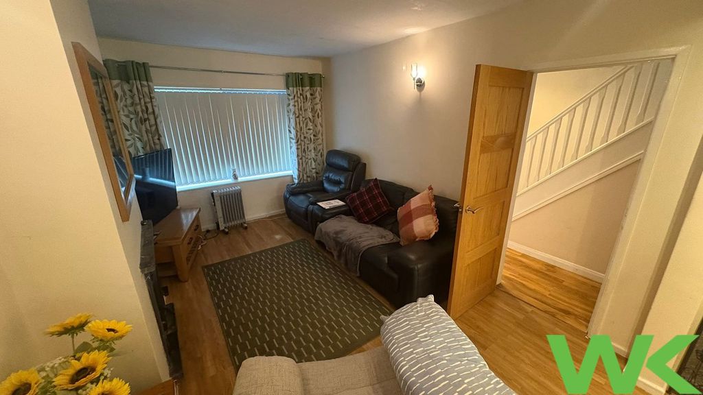 Property photo 3 of 16 Livingroom