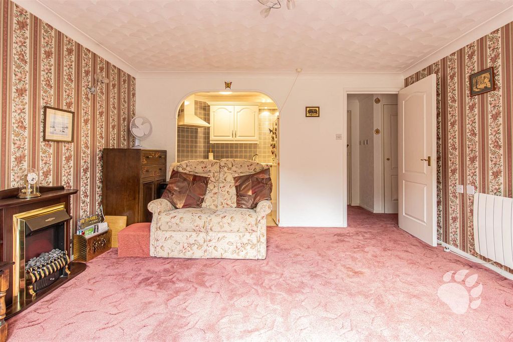 Property photo 3 of 19 Lounge