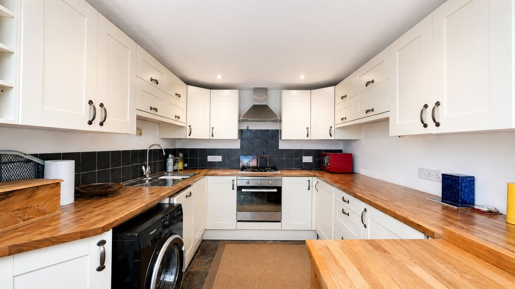 Property photo 3 of 9 Kitchen