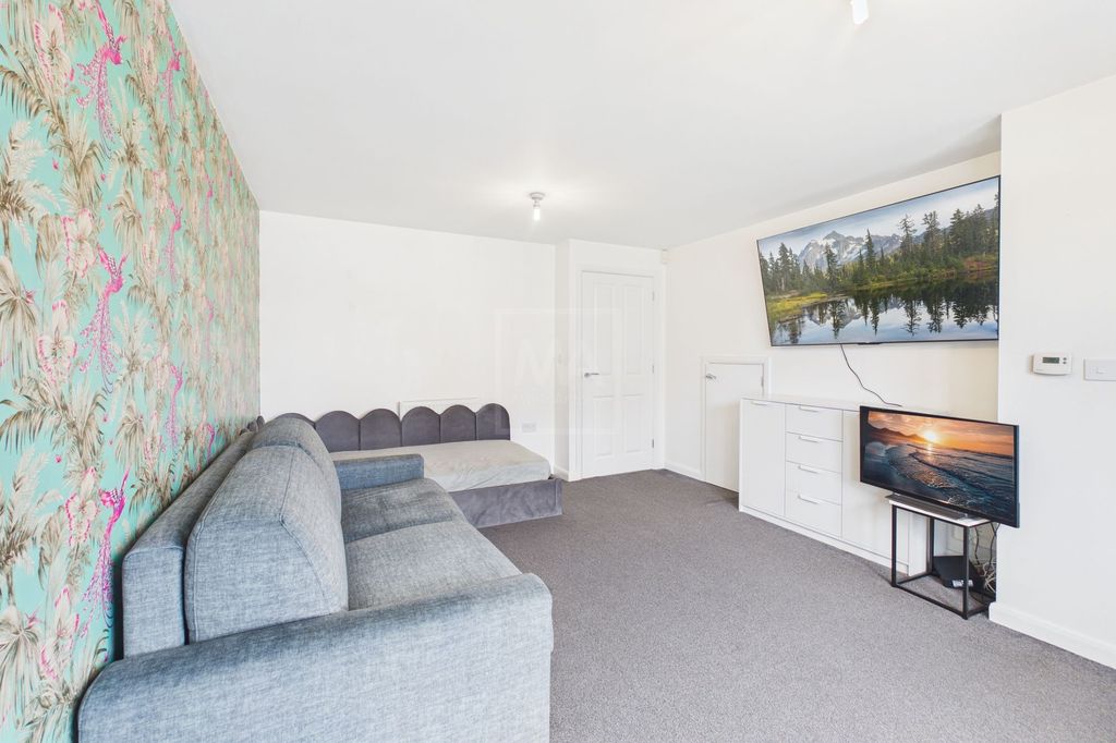 Property photo 2 of 18 Lounge