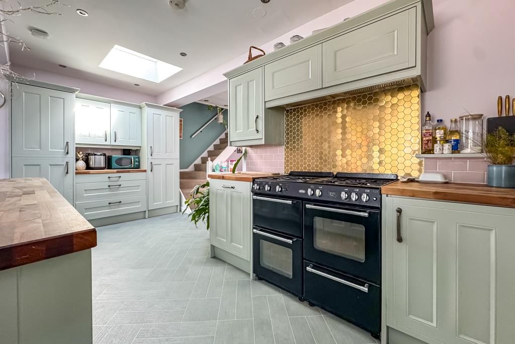 Property photo 3 of 19 Kitchen