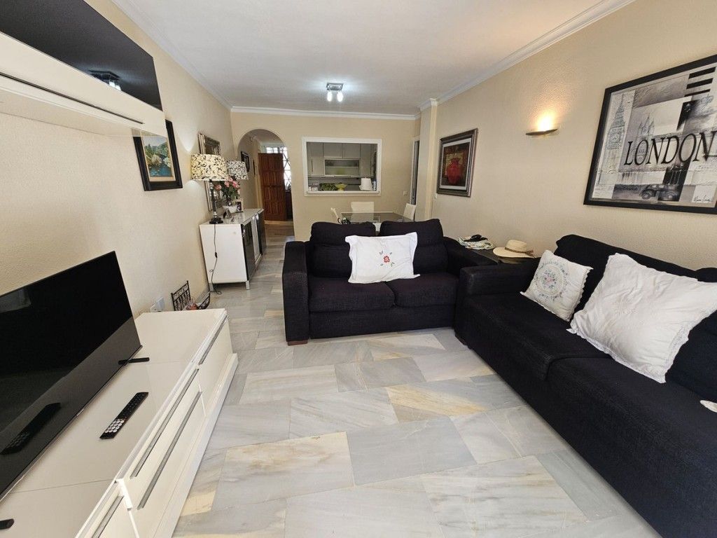 Property photo 1 of 16 Living (1)