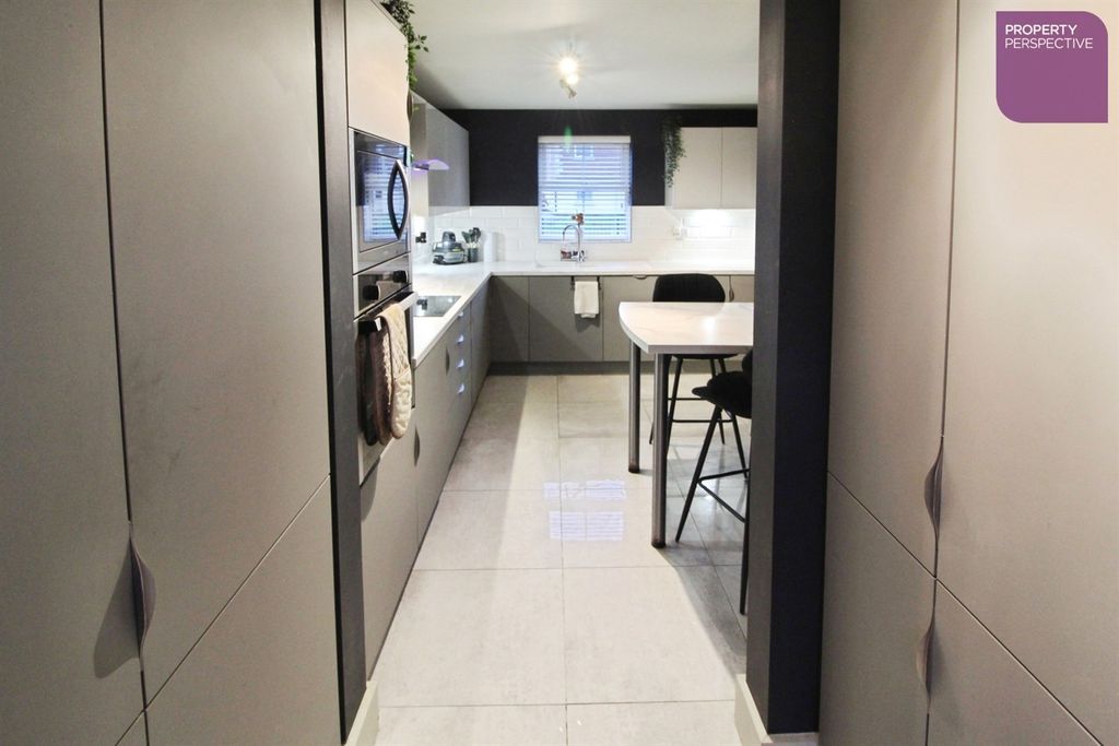 Property photo 2 of 12 Kitchen