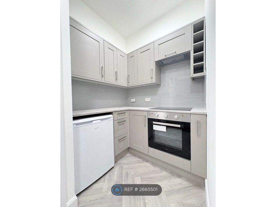 Property photo 3 of 10 Kitchen