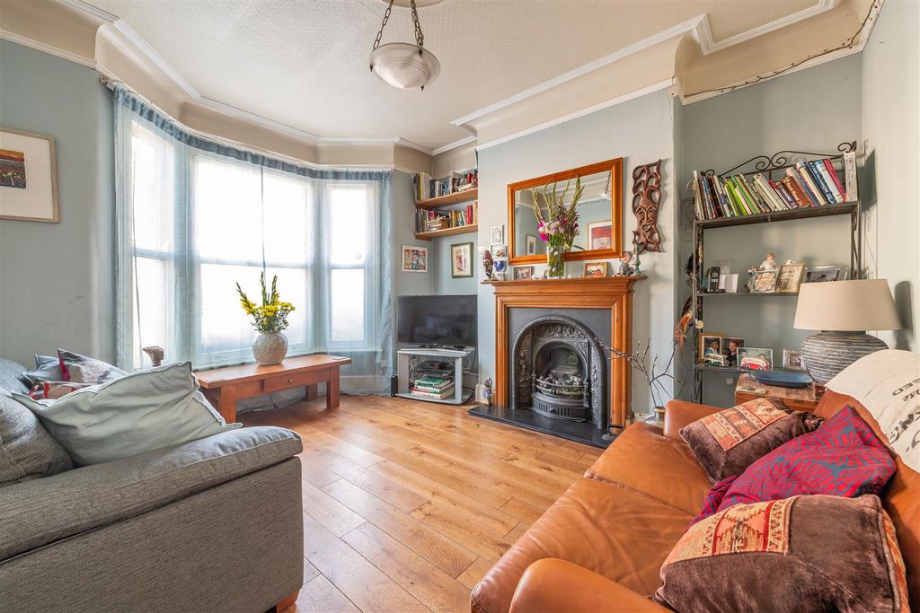 Property photo 2 of 21 Ulverston Road, E17