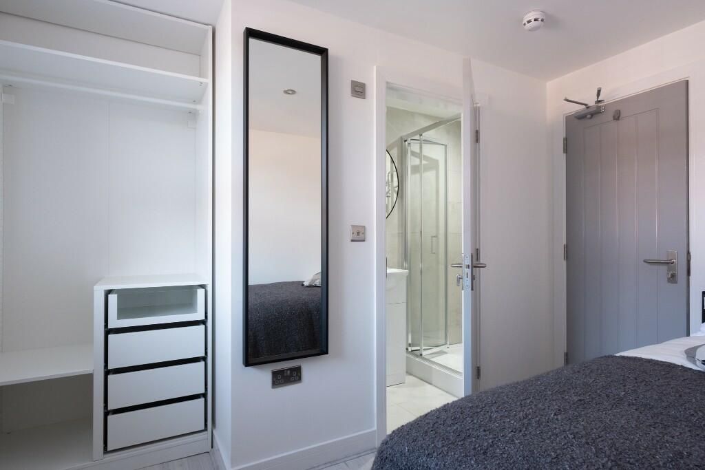 Property photo 3 of 15 Bright, Modern Double Bedroom With Built-In Wardro...