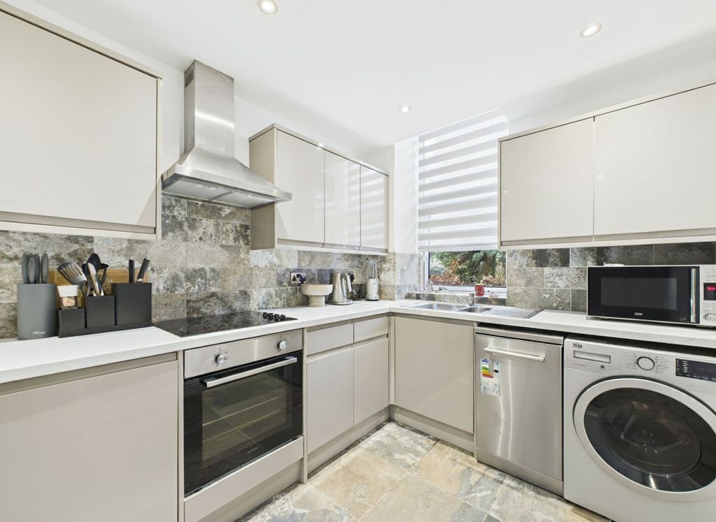 Property photo 3 of 19 Kitchen