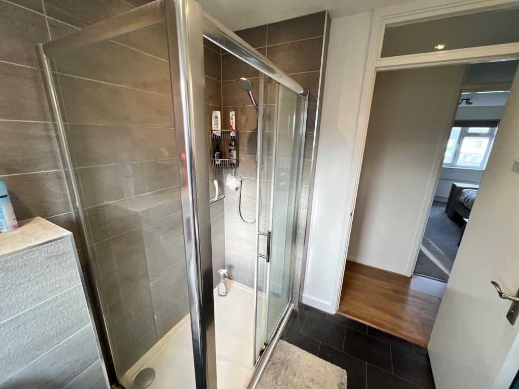 Property photo 2 of 11 Bathroom