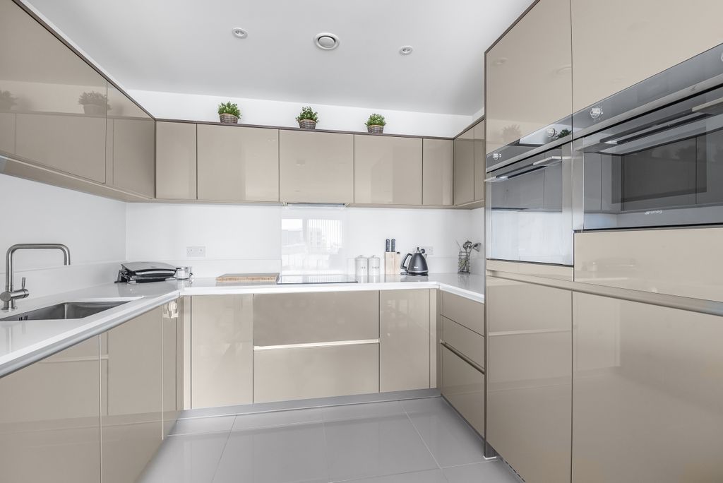 Property photo 3 of 7 Kitchen