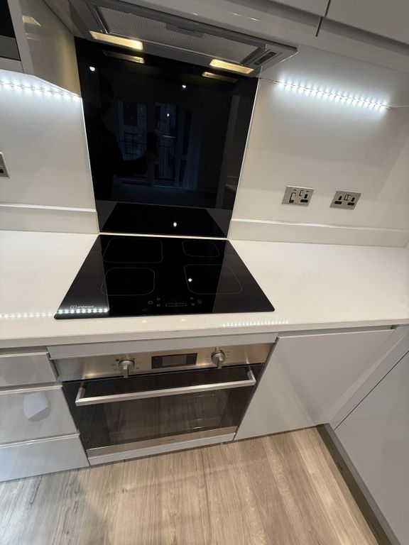 Property photo 2 of 9 Hob / Oven