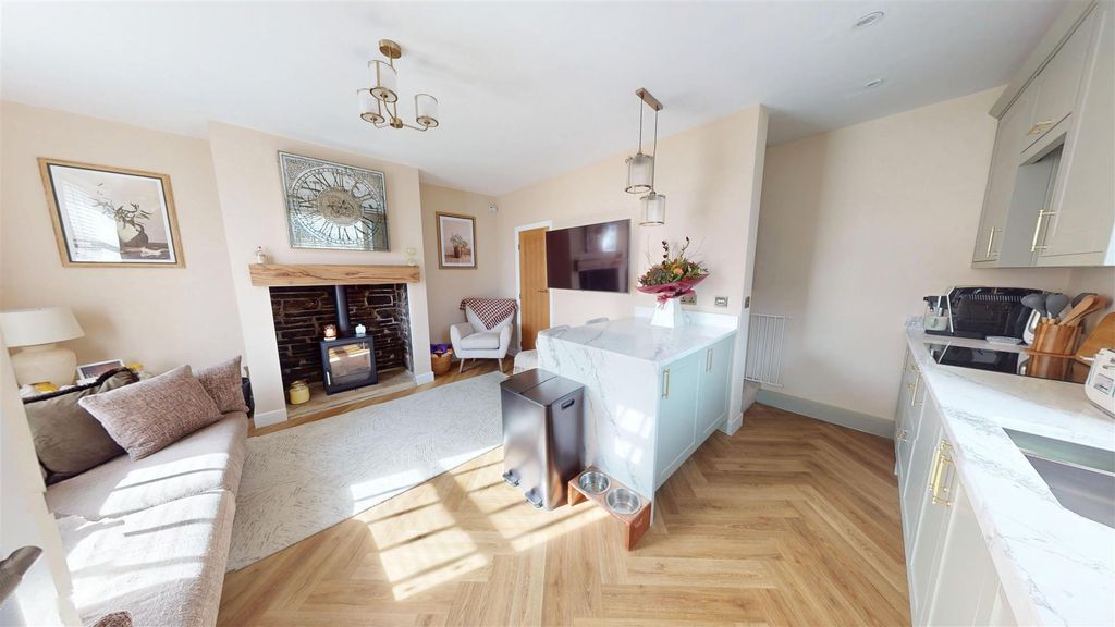 Property photo 3 of 14 Dining Kitchen