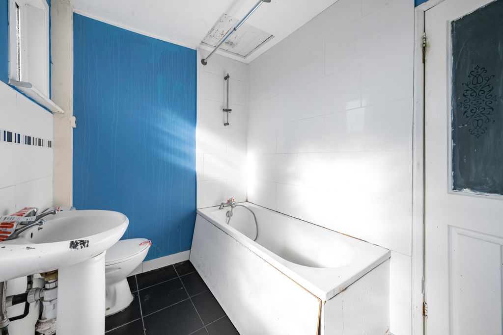 Property photo 3 of 9 Bathroom