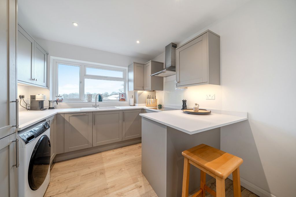 Property photo 1 of 13 1433365-21-69c275...