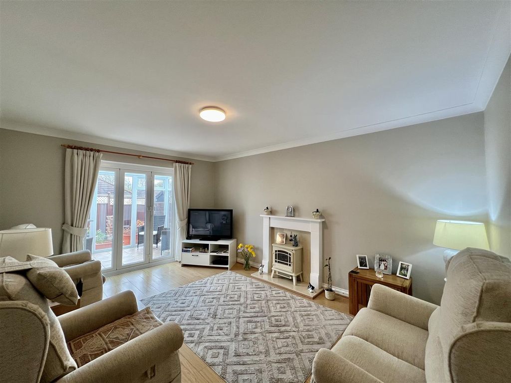 Property photo 2 of 23 Lounge