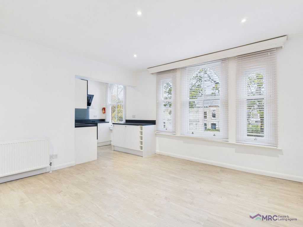 Property photo 1 of 12 Modern First Floor Apartment With Parking