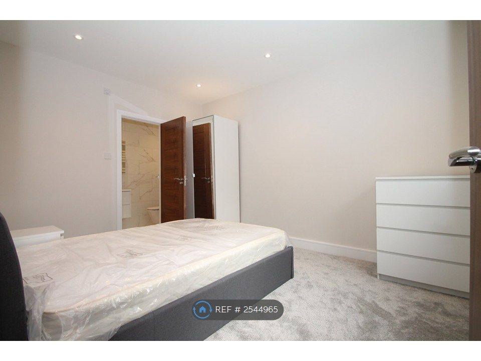 Property photo 3 of 11 Double Bedroom With En-Suite