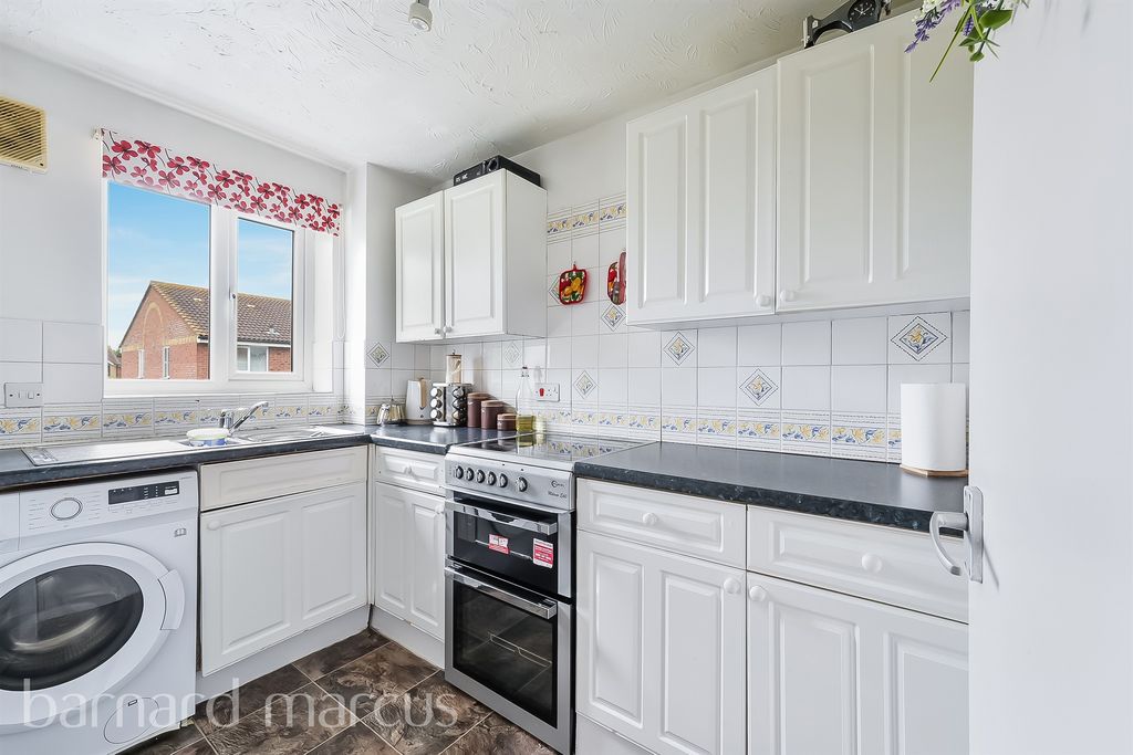 Property photo 3 of 10 Kitchen