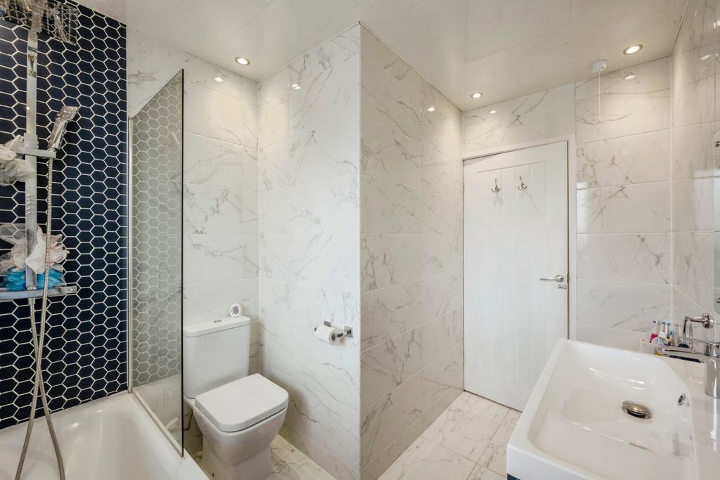 Property photo 3 of 19 Bathroom