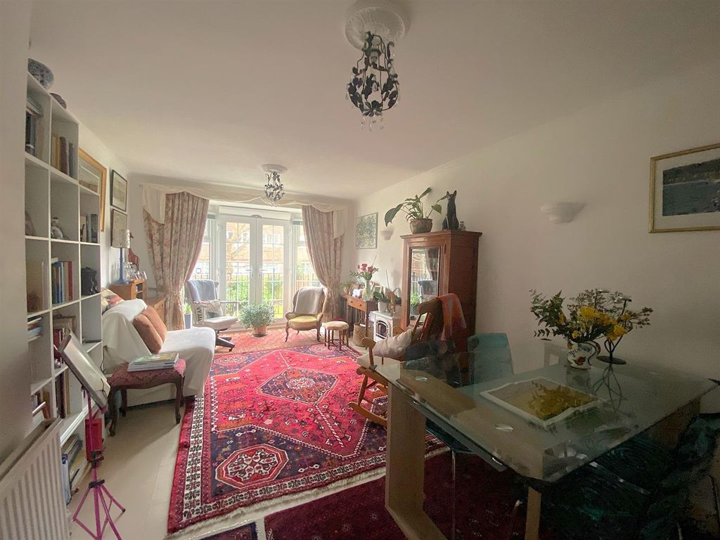 Property photo 3 of 10 3 Braemar Ct - Lounge.Jpg