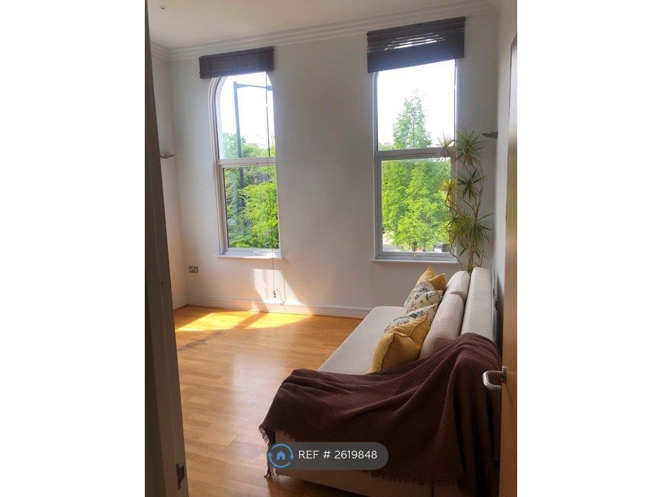 Property photo 3 of 14 One Bed Apartment Pub Conversión In Hackney Wick