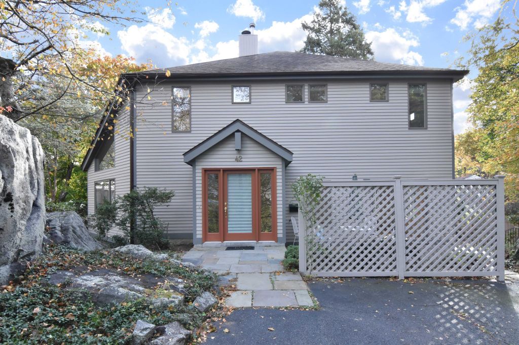 Property photo 1 of 2