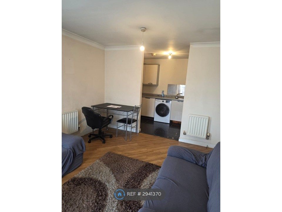 Property photo 3 of 11 Hall