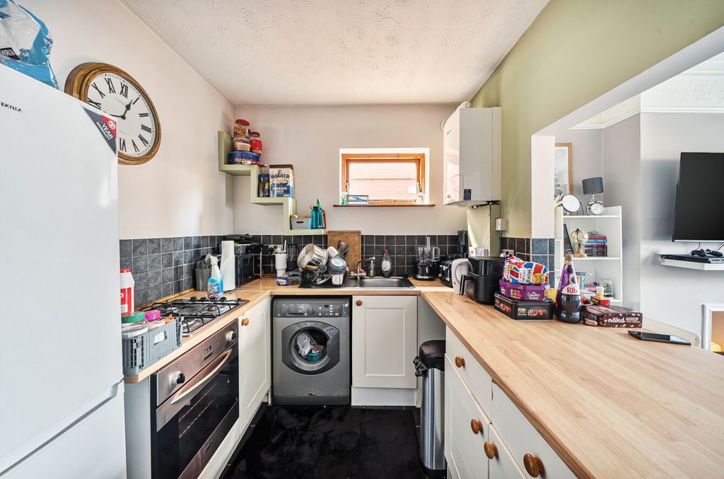 Property photo 3 of 18 1410749-7-698Cbae...