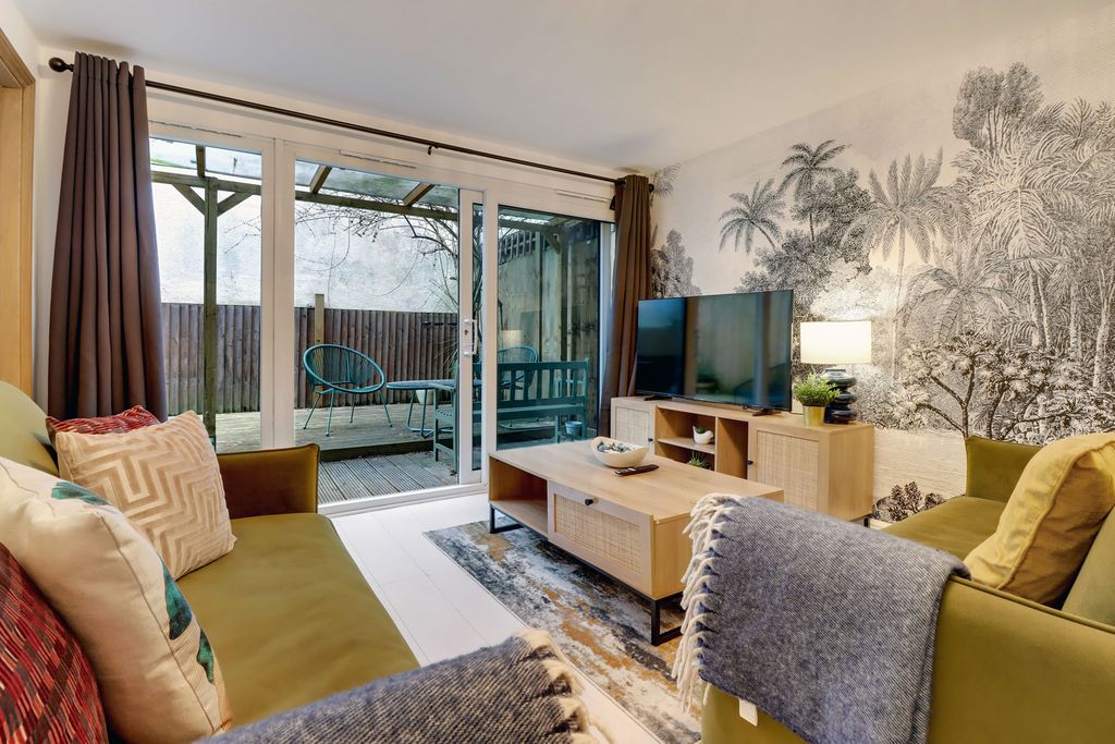 Property photo 2 of 9 Bel294854Lounge.Jpg