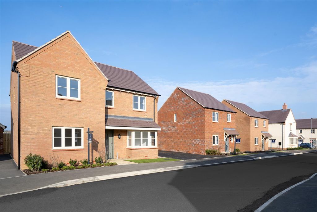 Property photo 2 of 10 Roxton-Streetscenes_Feb2025_001.Jpg