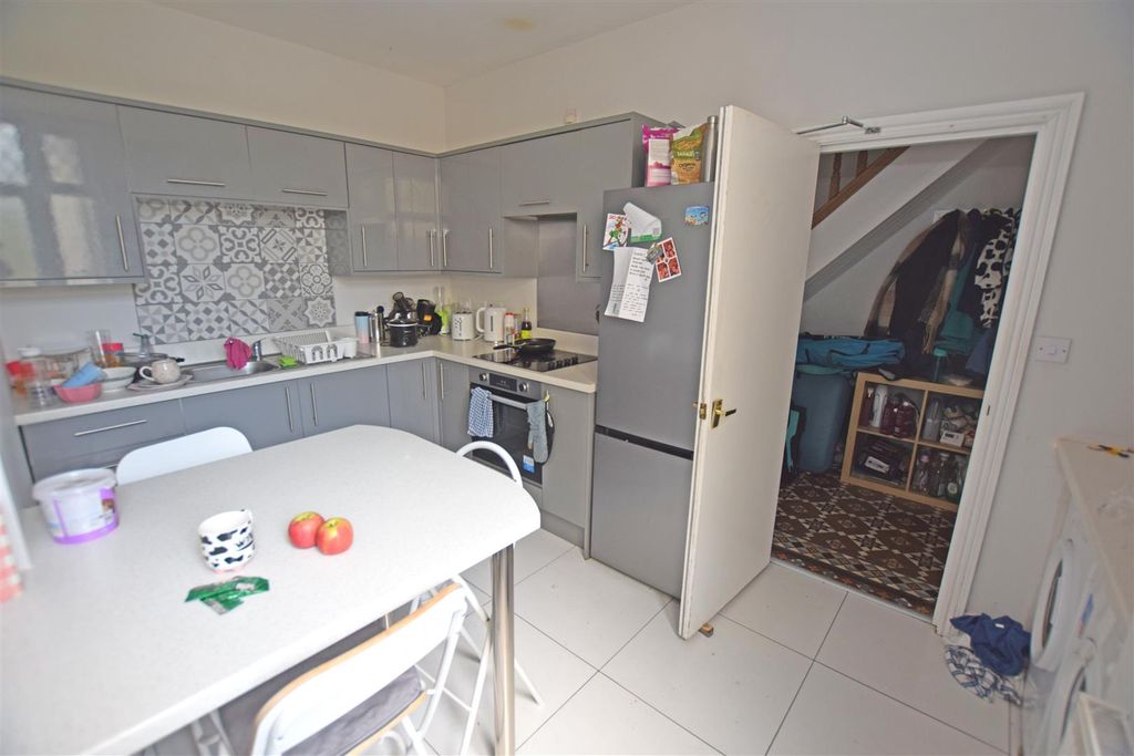 Property photo 3 of 12 Kitchen