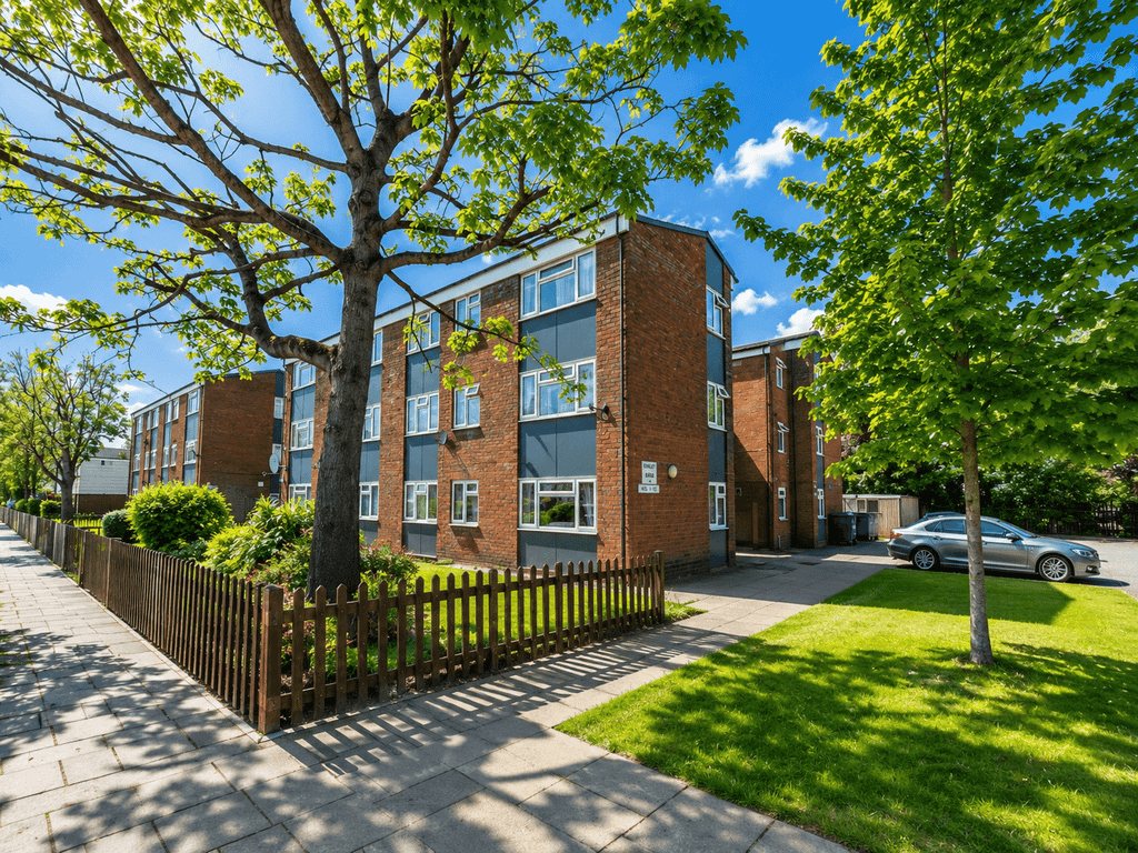 Property photo 1 of 15 2 Bed Unfurnished Flat