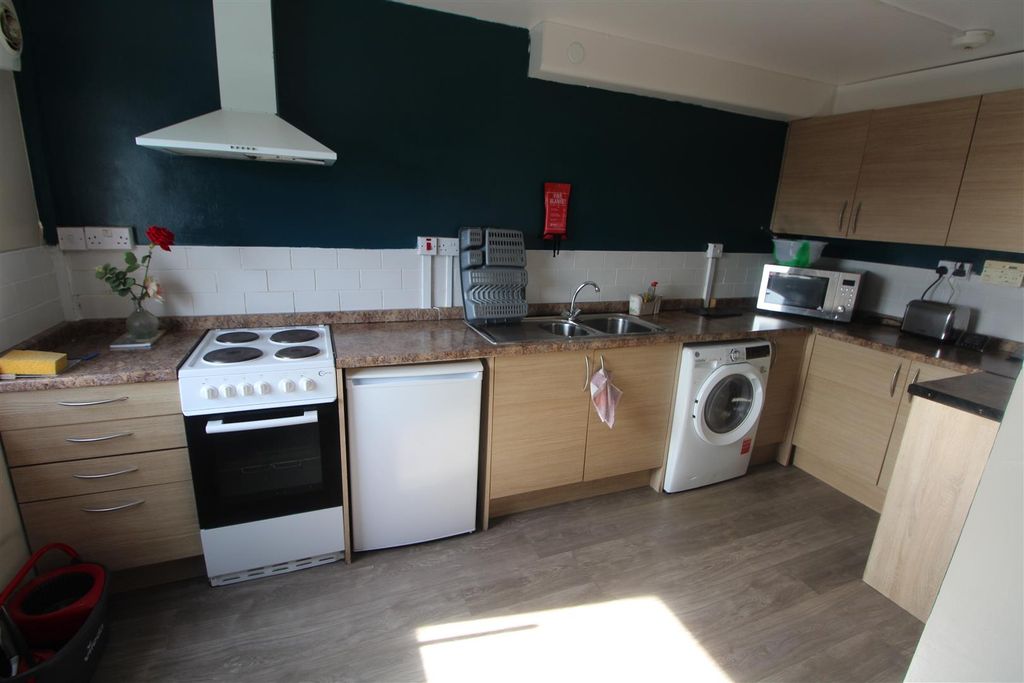 Property photo 2 of 9 Kitchen