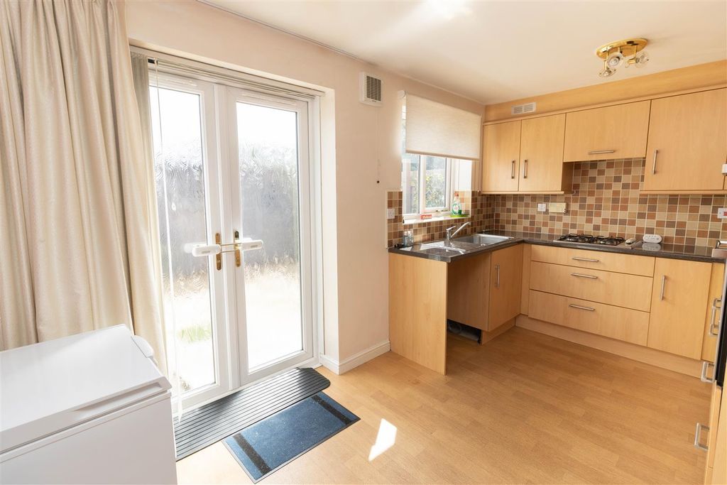 Property photo 3 of 10 Kitchen