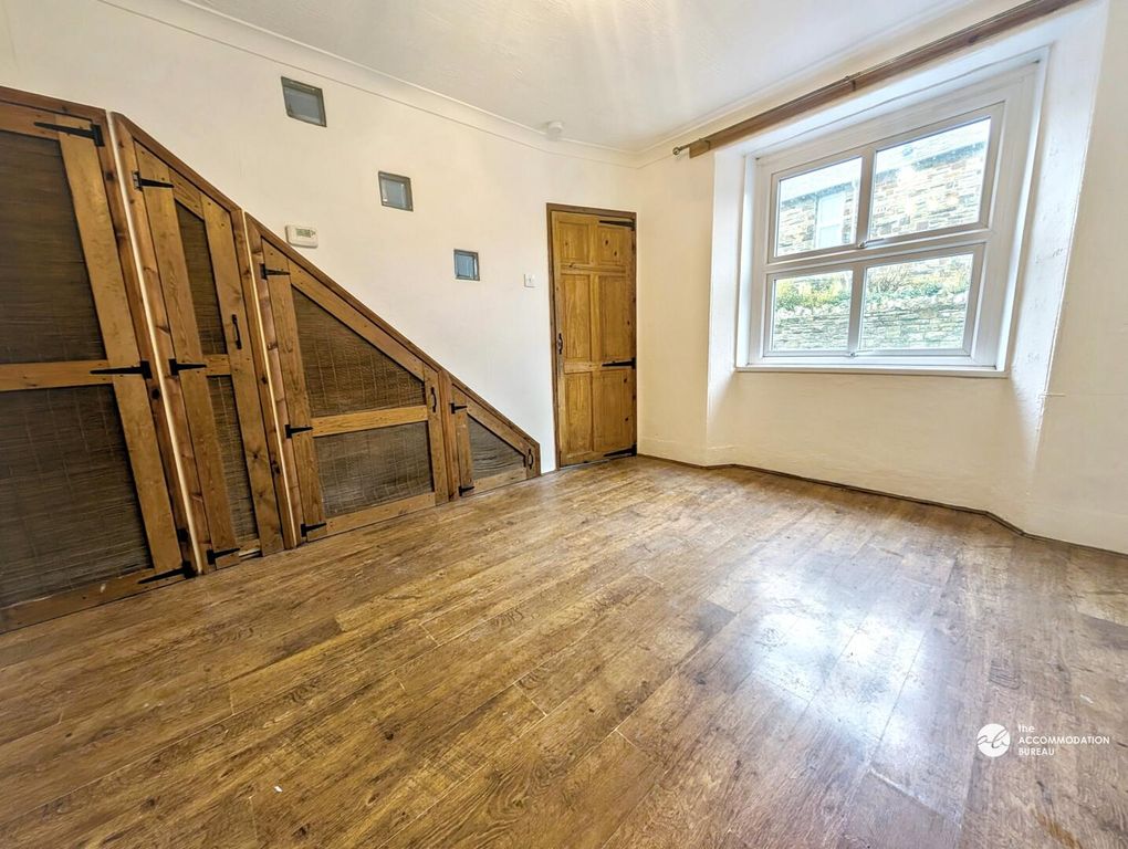 Property photo 3 of 18 Living Room