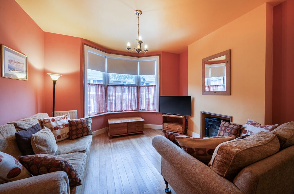 Property photo 2 of 23 Lounge