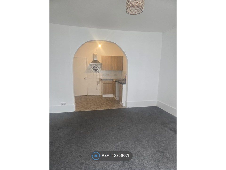 Property photo 3 of 12 Living Kitchen 2