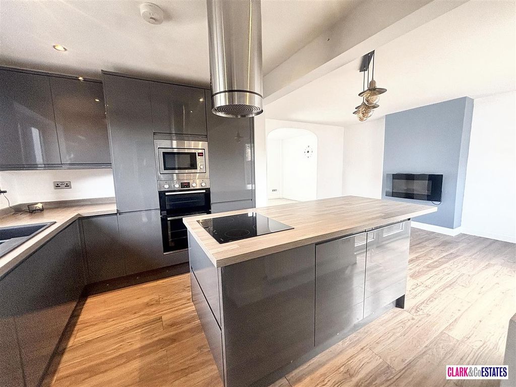 Property photo 3 of 17 Kitchen