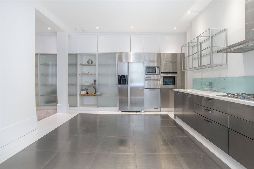 Property photo 1 of 18 Reception/Kitchen