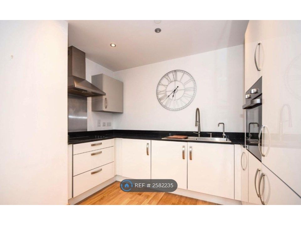 Property photo 3 of 12 High Gloss White Kitchen