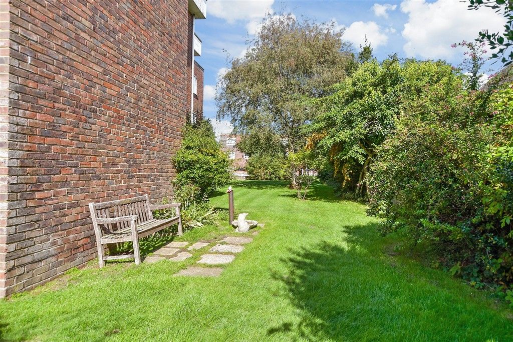 Property photo 2 of 10 Communal Gardens