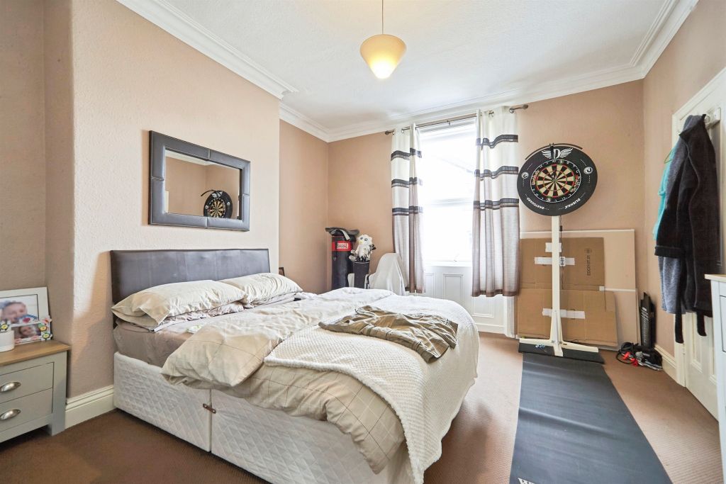 3 bed flat for saleCarr Lane, Shipley BD18 photo 4