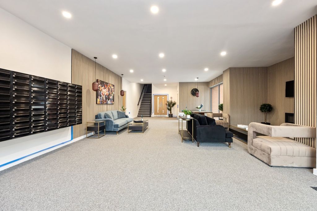 Property photo 2 of 12 Communal Entrace