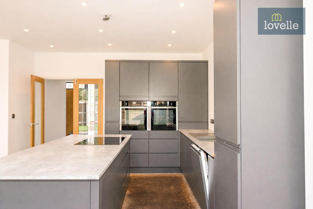 Property photo 3 of 27