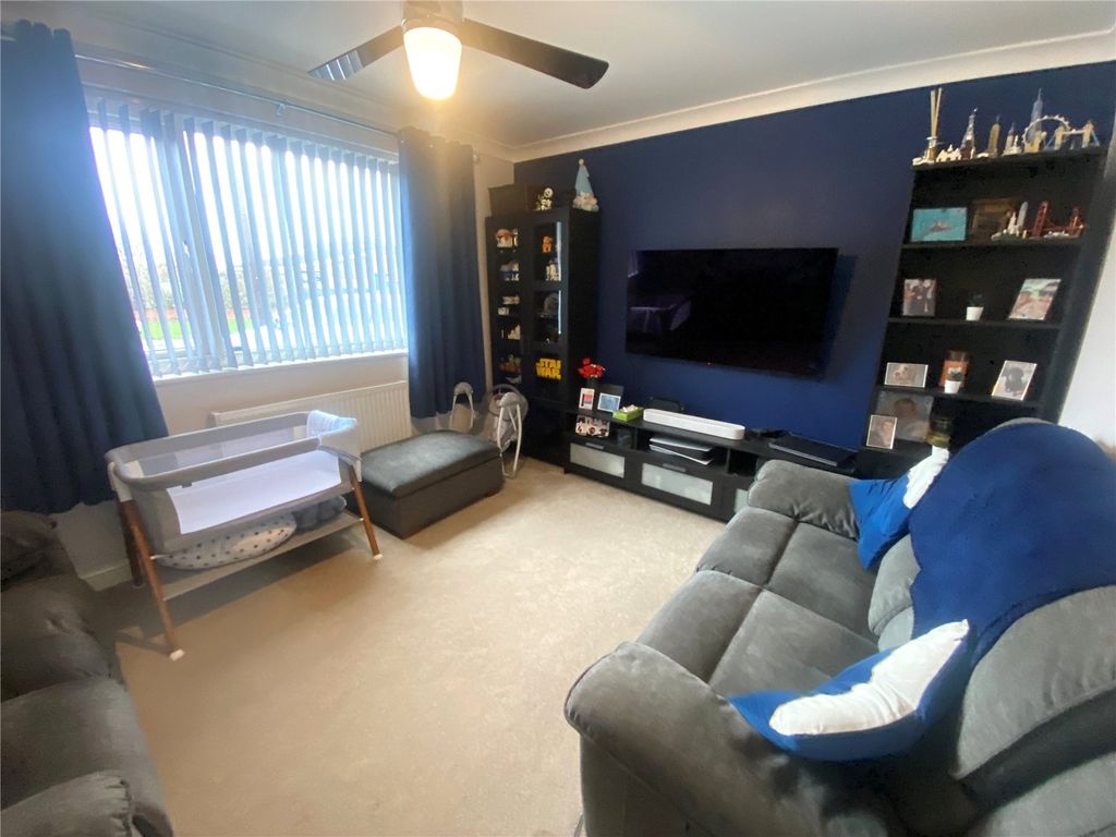 Property photo 2 of 17 Lounge