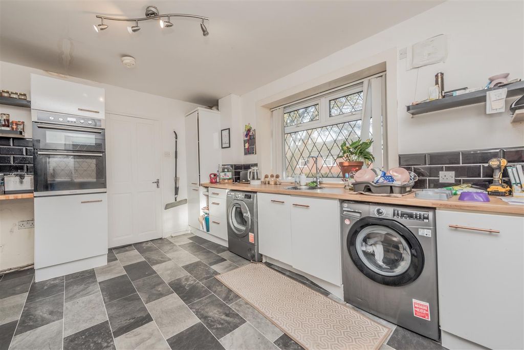 Property photo 3 of 21 Fitted Kitchen: